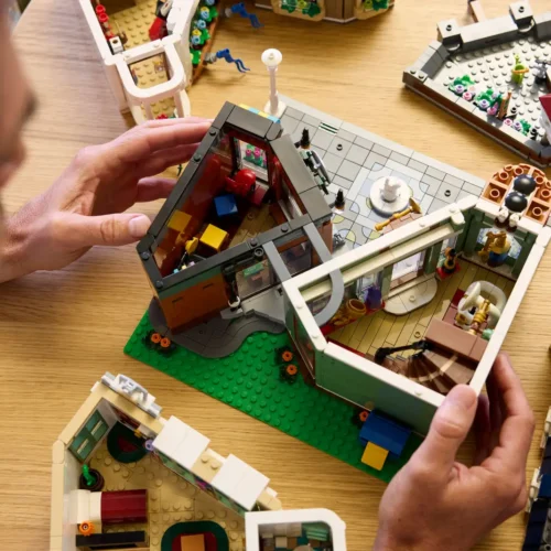 LEGO® Icons Shopping Street - Image 3