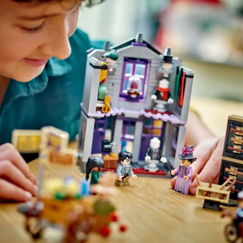 LEGO® Harry Potter™ Ollivanders™ & Madam Malkin's Robes - Image 7