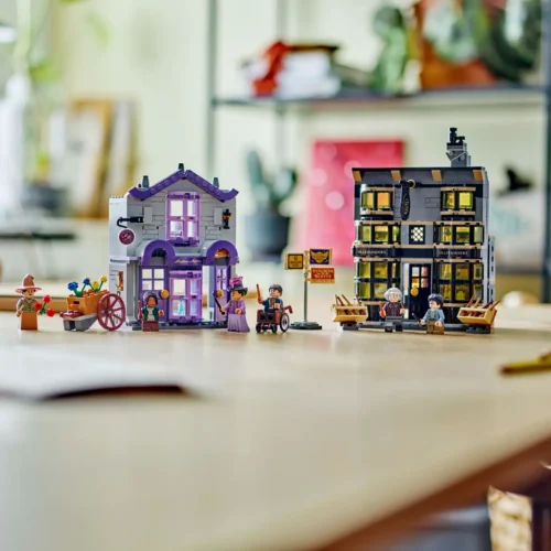 LEGO® Harry Potter™ Ollivanders™ & Madam Malkin's Robes - Image 6